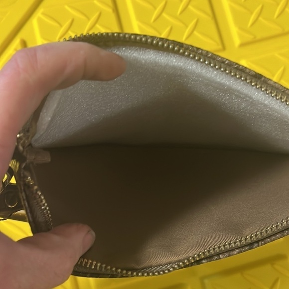 6 Leaped Brown Wristlet - Picture 4 of 7